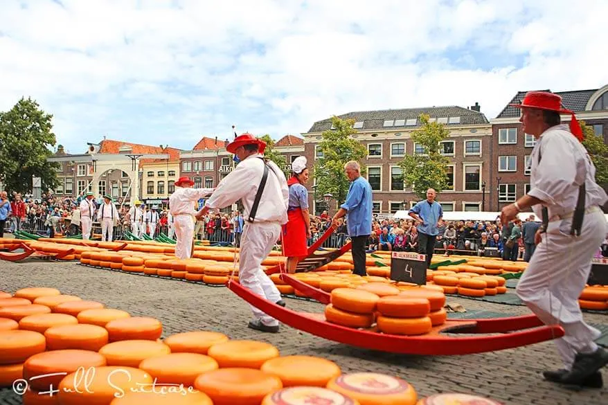 Alkmaar Cheese Market en la Guía del primer tiempo de los Países Bajos (+consejos y preguntas frecuentes)